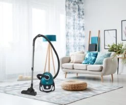 Bestron Stofzuiger Met Zak, Inclusief 3 Stofzuigerzakken, 94cm Telescoopbuis & 7.5m Actieradius, Met Uitwasbare HEPA12 & Microfilter, Kleur: Blauw 8 Bestron Stofzuiger Met Zak, Inclusief 3 Stofzuigerzakken, 94cm Telescoopbuis & 7.5m Actieradius, Met Uitwasbare HEPA12 & Microfilter, Kleur: Blauw -Leifheit Store 1200x1001 2