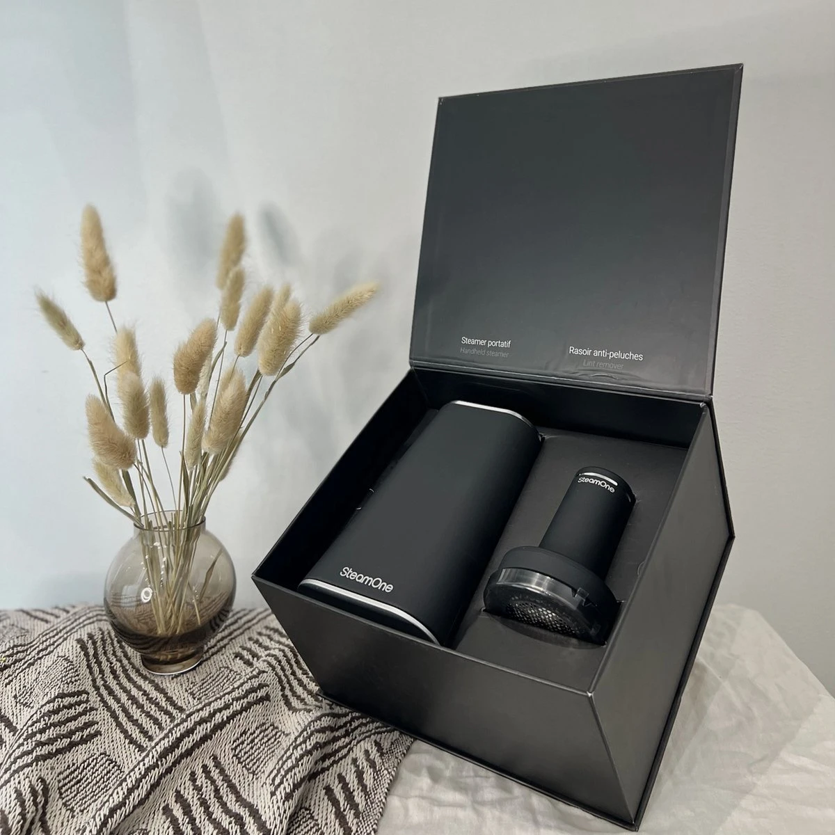 SteamOne Foldable Handstomer Met RP10B Pluizenverwijderaar In Giftbox 7 SteamOne Foldable Handstomer Met RP10B Pluizenverwijderaar In Giftbox - Afbeelding 7