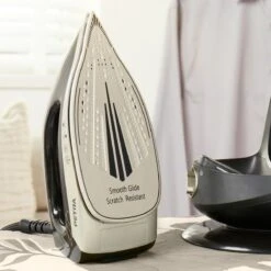 Petra Stoomstrijkijzer Met Stoomgenerator - 1,9 M Snoeropslag - Afneembaar 1,5 XL Waterreservoir - 2600W -Leifheit Store 1200x1200 2759