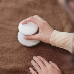 Solstedt® Pluizenverwijderaar - Ontpluizer - Ontpiller - Pluizenroller - Pluizentondeuse Oplaadbaar - Pluizendief - Incl. USB Kabel - Wit 17 Solstedt® Pluizenverwijderaar - Ontpluizer - Ontpiller - Pluizenroller - Pluizentondeuse Oplaadbaar - Pluizendief - Incl. USB Kabel - Wit -Leifheit Store 1200x1200 2796