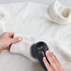 Lifeproducts Oplaadbare Pluizenverwijderaar - Elektrische Kledingontpluizer Met Antistatische Pluizenborstel - Oplaadbaar - Pluizendief Inclusief 3 Extra Mesjes - Zwart 16 Lifeproducts Oplaadbare Pluizenverwijderaar - Elektrische Kledingontpluizer Met Antistatische Pluizenborstel - Oplaadbaar - Pluizendief Inclusief 3 Extra Mesjes - Zwart -Leifheit Store 1200x1200 2822