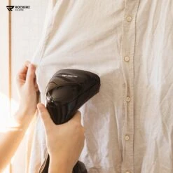 Kledingstomer - Handstomer - Stoomreiniger - Stomer - Inclusief Opzetborstel En Maatbeker - Groot Waterreservoir (300 Ml) - Snel Opgewarmd (30 Sec) - 3 Standen - 1500W - Merk: Rockerz Home - Kleur: Zwart -Leifheit Store 1200x1200 2954