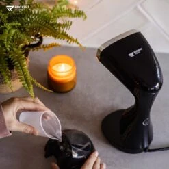 Kledingstomer - Handstomer - Stoomreiniger - Stomer - Inclusief Opzetborstel En Maatbeker - Groot Waterreservoir (300 Ml) - Snel Opgewarmd (30 Sec) - 3 Standen - 1500W - Merk: Rockerz Home - Kleur: Zwart -Leifheit Store 1200x1200 2956