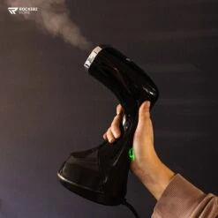 Kledingstomer - Handstomer - Stoomreiniger - Stomer - Inclusief Opzetborstel En Maatbeker - Groot Waterreservoir (300 Ml) - Snel Opgewarmd (30 Sec) - 3 Standen - 1500W - Merk: Rockerz Home - Kleur: Zwart -Leifheit Store 1200x1200 2958