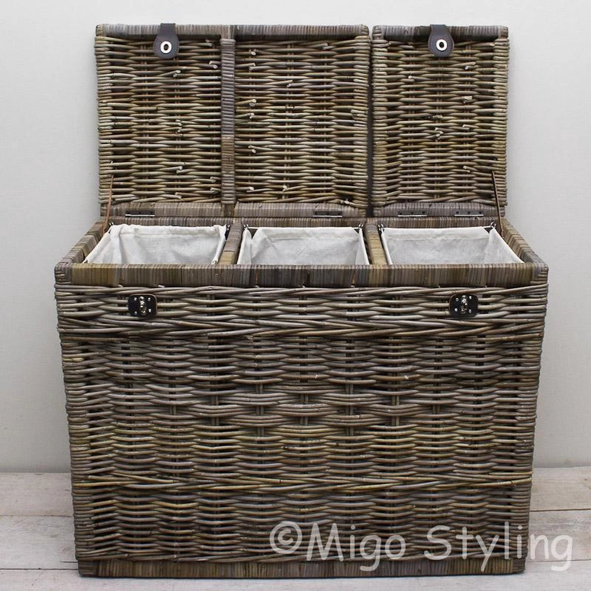 Migo Styling - Wasmand - 3 Vakken - Met Deksel - 85x40xH65 - Riet - Rotan - Trio 1 Migo Styling - Wasmand - 3 Vakken - Met Deksel - 85x40xH65 - Riet - Rotan - Trio