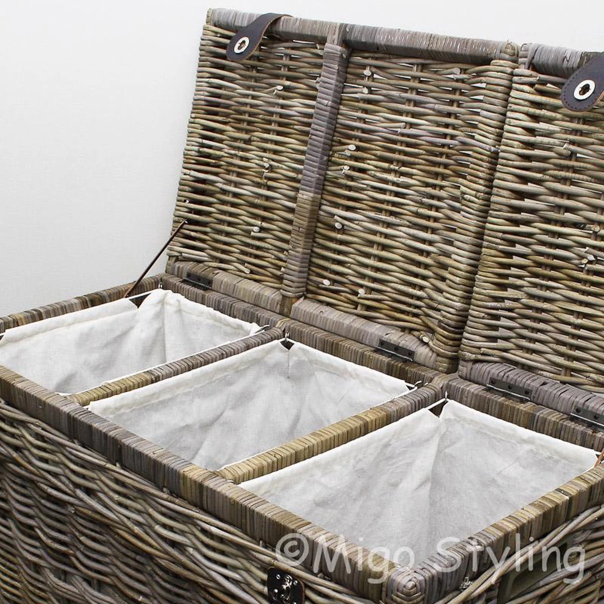 Migo Styling - Wasmand - 3 Vakken - Met Deksel - 85x40xH65 - Riet - Rotan - Trio 2 Migo Styling - Wasmand - 3 Vakken - Met Deksel - 85x40xH65 - Riet - Rotan - Trio - Afbeelding 2