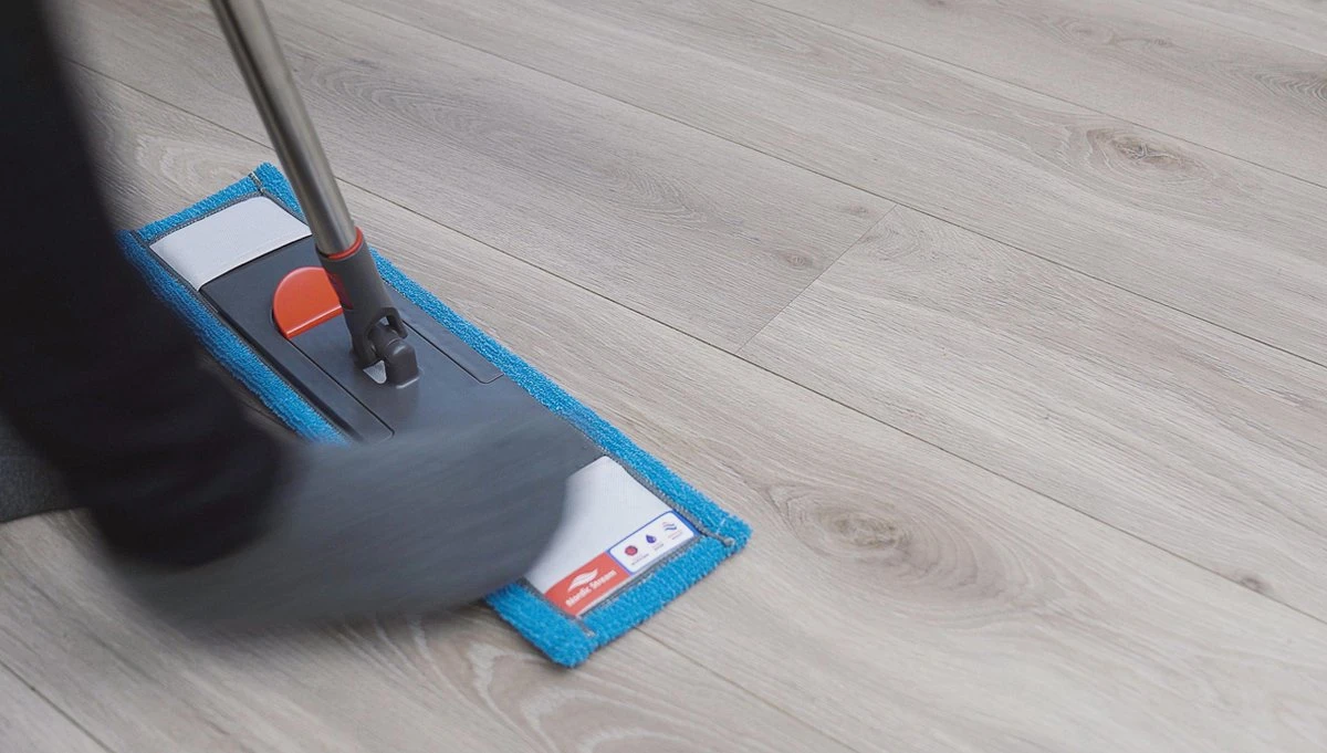 Nordic Stream Vloerwisser - Microvezel Dweil Met Steel - Quick Click Systeem - Douche - Badkamer - 46cm Wisbreedte 6 Nordic Stream Vloerwisser - Microvezel Dweil Met Steel - Quick Click Systeem - Douche - Badkamer - 46cm Wisbreedte - Afbeelding 6