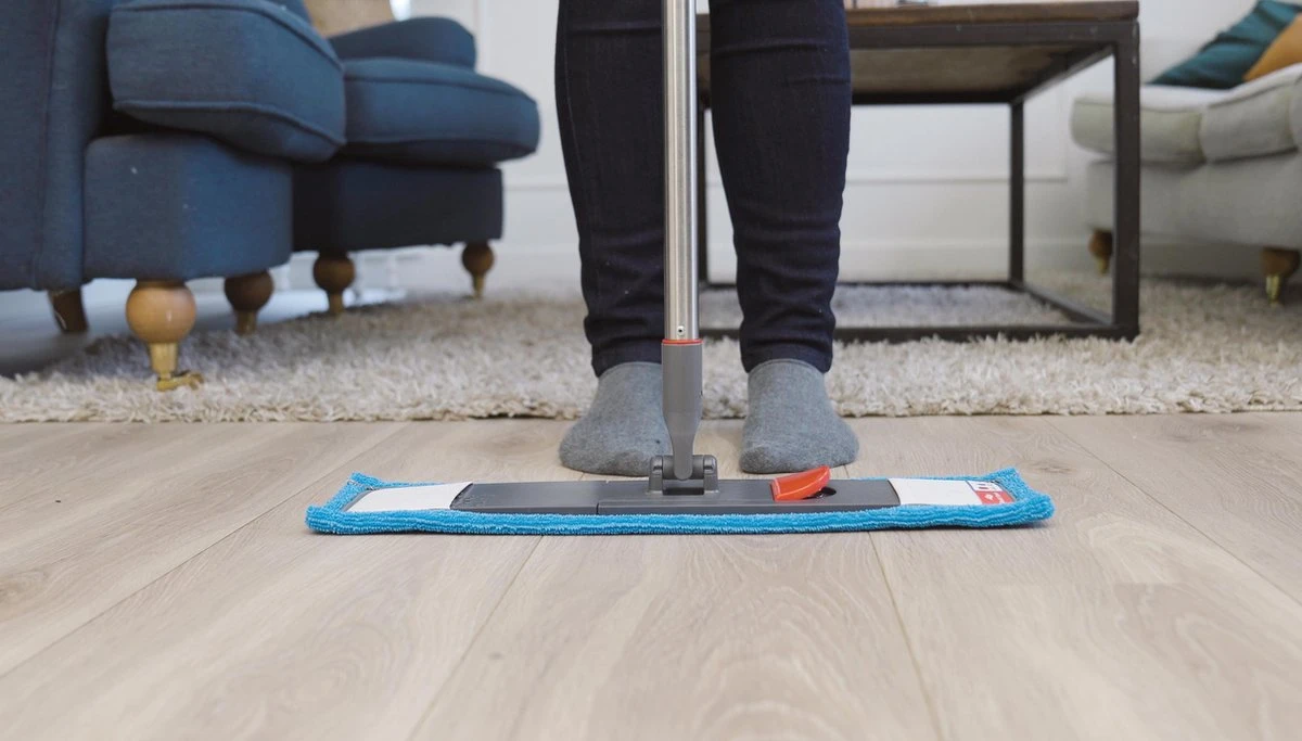 Nordic Stream Vloerwisser - Microvezel Dweil Met Steel - Quick Click Systeem - Douche - Badkamer - 46cm Wisbreedte 4 Nordic Stream Vloerwisser - Microvezel Dweil Met Steel - Quick Click Systeem - Douche - Badkamer - 46cm Wisbreedte - Afbeelding 4