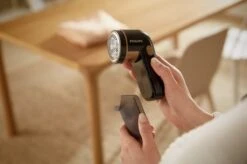 Philips - Ontpiller - Pluizenverwijderaar - Ontpluizer - Pluizendief - Draadloos - Elektrisch - Op Batterijen - Zwart + Extra Borstelset 9 Philips - Ontpiller - Pluizenverwijderaar - Ontpluizer - Pluizendief - Draadloos - Elektrisch - Op Batterijen - Zwart + Extra Borstelset -Leifheit Store 1200x797 4