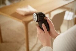 Philips - Ontpiller - Pluizenverwijderaar - Ontpluizer - Pluizendief - Draadloos - Elektrisch - Op Batterijen - Zwart + Extra Borstelset 11 Philips - Ontpiller - Pluizenverwijderaar - Ontpluizer - Pluizendief - Draadloos - Elektrisch - Op Batterijen - Zwart + Extra Borstelset -Leifheit Store 1200x797 6