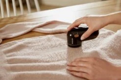 Philips - Ontpiller - Pluizenverwijderaar - Ontpluizer - Pluizendief - Draadloos - Elektrisch - Op Batterijen - Zwart + Extra Borstelset 12 Philips - Ontpiller - Pluizenverwijderaar - Ontpluizer - Pluizendief - Draadloos - Elektrisch - Op Batterijen - Zwart + Extra Borstelset -Leifheit Store 1200x797 7