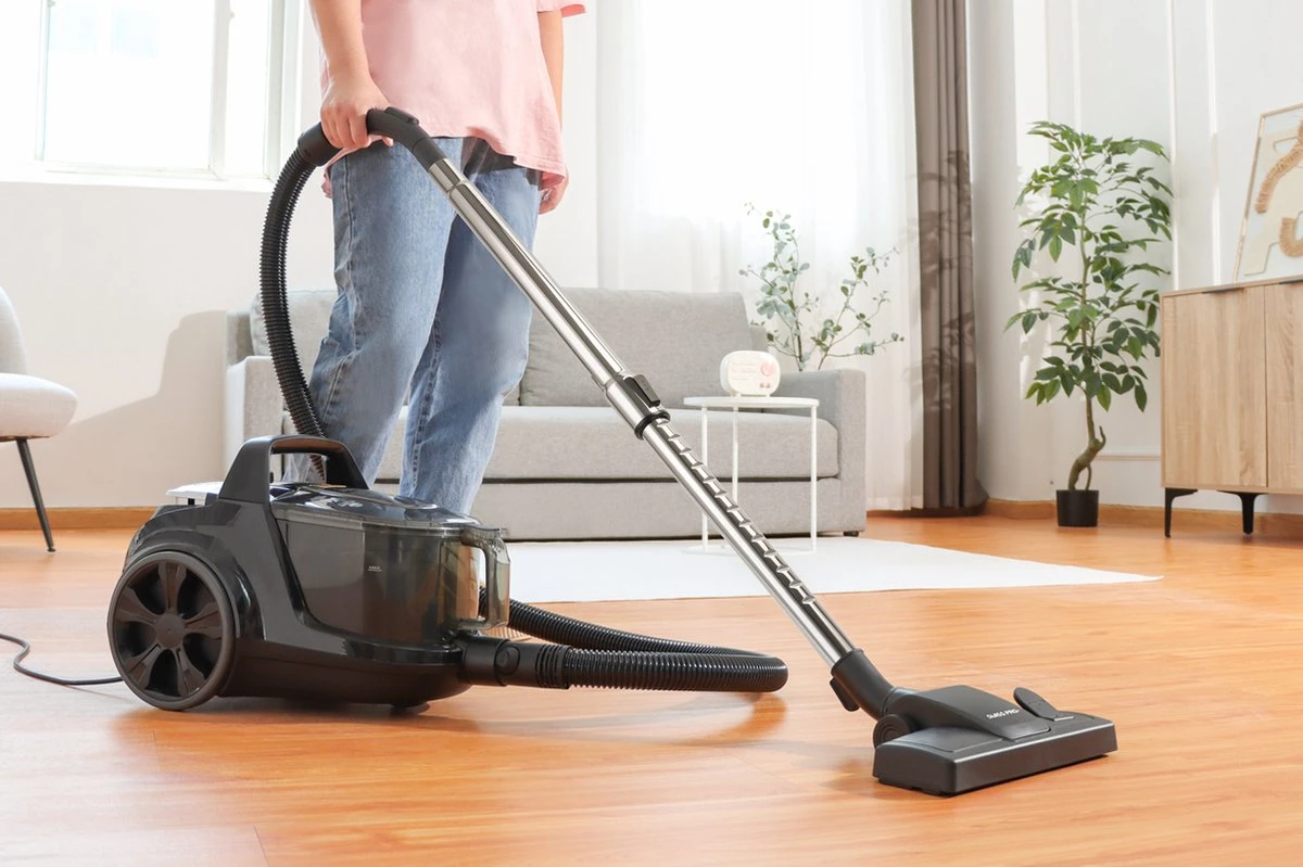 Swiss Pro+ | Stofzuiger Zonder Zak 1500W - Stofzuiger Cyclonische Vaccuum 1500W - 8.5 Meter Actieradius - Dier Vriendelijk - Nieuw Model - Limited Edition 12 Swiss Pro+ | Stofzuiger Zonder Zak 1500W - Stofzuiger Cyclonische Vaccuum 1500W - 8.5 Meter Actieradius - Dier Vriendelijk - Nieuw Model - Limited Edition - Afbeelding 12