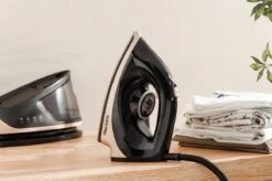 Swiss Pro+ -Stoomstrijkijzer Met Stoomgenerator - Iron - Keramische Zoolplaat - 2700W - Black/Gold - PefectCare Performer 13 Swiss Pro+ -Stoomstrijkijzer Met Stoomgenerator - Iron - Keramische Zoolplaat - 2700W - Black/Gold - PefectCare Performer -Leifheit Store 1200x799 223