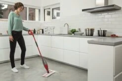 Vileda 1.2.Spray MAX - Vlakke Mop Met Sproeisysteem En Pad In Microvezels 31 Vileda 1.2.Spray MAX - Vlakke Mop Met Sproeisysteem En Pad In Microvezels -Leifheit Store 1200x799 30