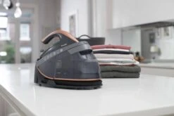 Breville Stoomstrijkijzer Met Stoomgenerator - Iron - Keramische Zoolplaat - Uitneembaar Waterreservoir -Leifheit Store 1200x800 436