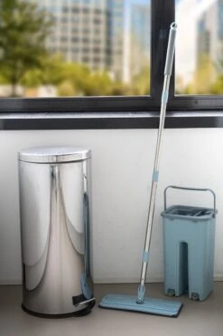 Alpina Platte Mop Met Emmer - Incl. 2 Microvezeldoeken - Voor Harde Vloeren - 360° Draaibaar -Leifheit Store 799x1200