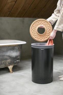 Brabantia Wasmand Met Deksel - 60 L - Matt Black / Kurken Deksel -Leifheit Store 799x1200 25
