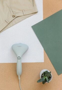 STEAMERY Cirrus No.2 Travel Steamer Grijs Kleding Stomer - Reis Kleding Stomer - Kleding Stoomapparaat - Kleding Stoomreiniger - Kleding Dames/heren Stoomapparaat - Stoomstrijker - Strijkstomer - Handstomer -Leifheit Store 824x1200 9