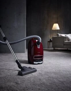 Miele Complete C3 Cat & Dog PowerLine - Stofzuiger Met Zak - Braambesrood 22 Miele Complete C3 Cat & Dog PowerLine - Stofzuiger Met Zak - Braambesrood -Leifheit Store 945x1200 1