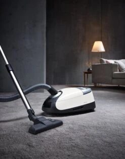 Miele Complete C2 PowerLine - Stofzuiger Met Zak - Lotuswit 10 Miele Complete C2 PowerLine - Stofzuiger Met Zak - Lotuswit -Leifheit Store 945x1200 2